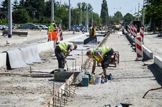 Budowa linii tramwajowej na JAR na półmetku. Tak wyglądają prace w Toruniu