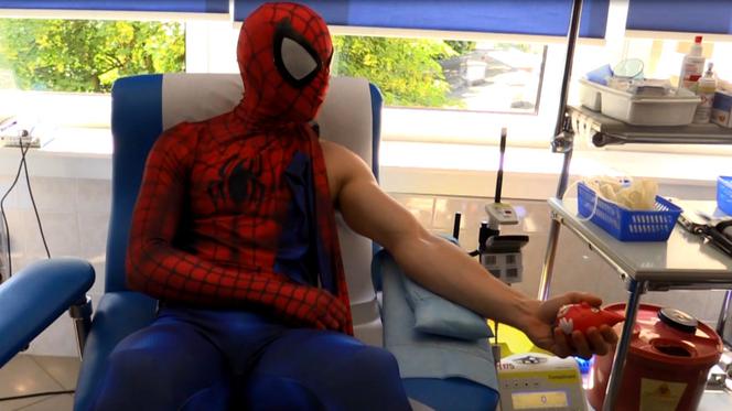 Czy Spider-Man boi się igły? Superbohaterowie oddają krew [WIDEO]