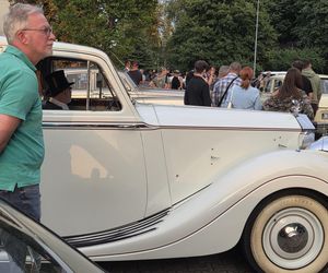 Klasyczna motoryzacja znów zachwyciła Bydgoszcz. „Bydgoskie Klasyki Nocą” przy Torbydzie