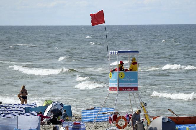 Dramat na plaży w Stegnie! 45-latek zmarł, bo drogę blokowały parawany?