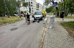 Dramat na przejściu dla pieszych, kobieta z 3-letnim dzieckiem wpadła pod busa! Na jezdni został bucik i kask