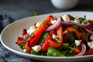 Sałatka z pieczoną papryką i fetą