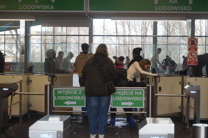 Ferie zimowe na Torbydzie w Bydgoszczy. Lodowisko pęka w szwach