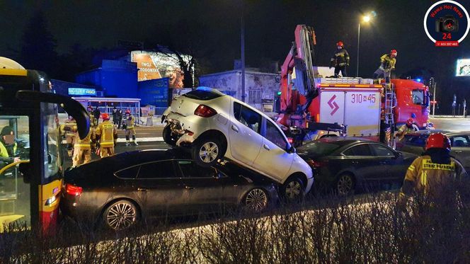 Karambol w Warszawie. Jeden samochód na dachu drugiego