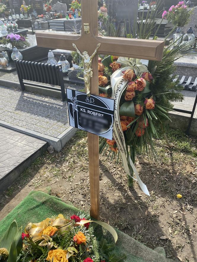 Tragedia w Sosnowcu. Księdza Roberta pochowano po ciuchu. Spoczął obok grobu matki