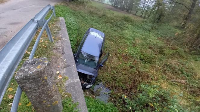 Szczybały Orłowskie. Chciał skręcić w lewo, skręcił w prawo. Auto wylądowało w przydrożnym rowie [ZDJĘCIA]