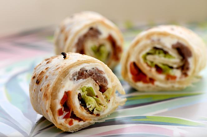 Kolorowe tortille z szarpaną wieprzowiną i warzywami