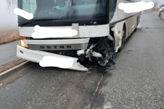 Zderzenie dwóch samochodów osobowych i autobusu  