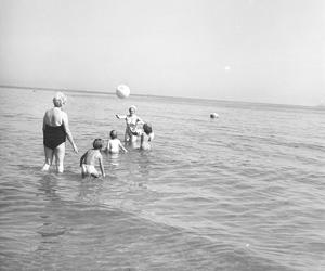 Wakacje w PRLu nad morzem. Jak wtedy wypoczywali Polacy? Zobaczcie archiwalne zdjęcia