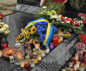 Tak wygląda grób Daniela Sztybera w Święto Zmarłych. Polski żołnierz oddał życie za Ukrainę