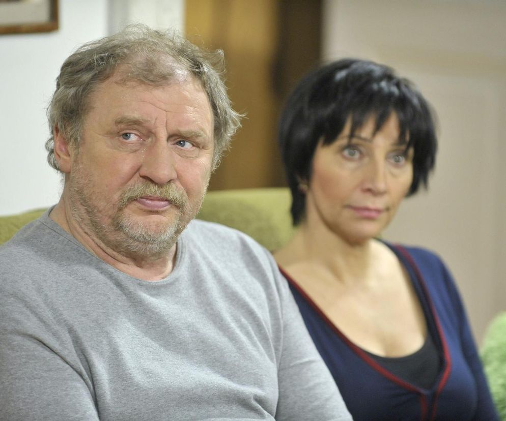 Renata Pałys i Andrzej Grabowski na planie serialu. O problemach aktorki w podróży przeczytasz na Eska.
