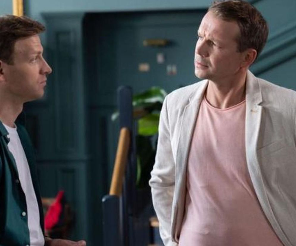 Barwy szczęścia, odcinek 2976: Oszalały z zazdrości o Kasię Łukasz nieźle dołoży Brunowi. Wypomni mu zdradę!