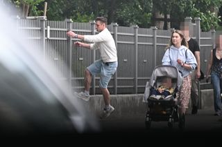 Filip Gurłacz na spacerze z żoną i synem. Nie zwalczył nałogu 