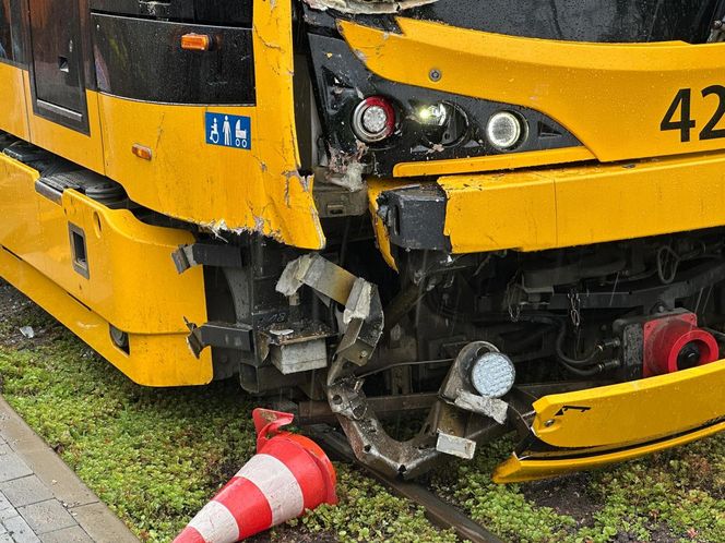 Dramatyczny wypadek w Warszawie. Młody kierowca śmieciarki wyleciał przez okno po zderzeniu z tramwajem