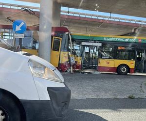 Łódź. Autobus i tramwaj zderzyły się pod dworcem Łódzka Kaliska [ZDJĘCIA]