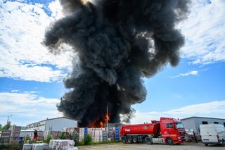 Potężny pożar w Tarnowie. Płonie hurtownia zniczy, na miejscu ponad 25 zastępów straży!
