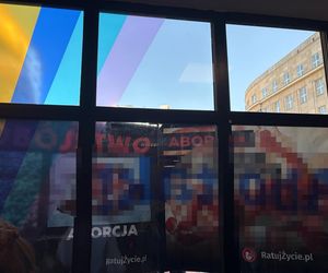 Dziennikarka „Super Expressu” oblana farbą i wyrzucona z pikiety antyaborcjonistów. „Wynocha z mojego zgromadzenia!”