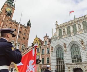 Powrót Gdańska w granice Polski. Flaga państwowa RP zawisła na Dworze Artusa