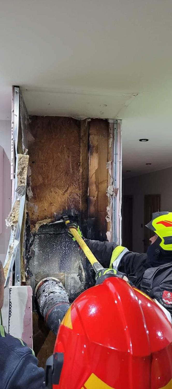 Pożar domu w Nowej Wsi Wielkiej! Na miejscu kilka zastępów straży pożarnej [ZDJĘCIA]