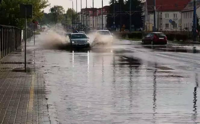 Ulewa w Bydgoszczy! Dworzec PKP i wiele ulic zalanych! [ZDJĘCIA, WIDEO]