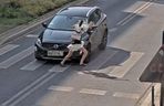  Łódź. Kobieta potrącona na przejściu. Patrzyła nie na drogę, tylko w telefon [ZDJĘCIA]