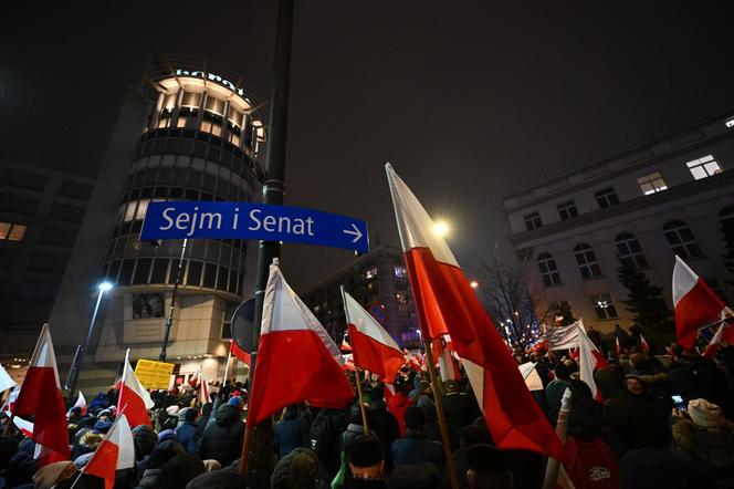 Tłumy rozpoczęły protest pod Sejmem! Uczestnicy solidarni z Mariuszem Kamińskim i Maciejem Wąsikiem