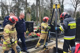 Strażacy wyciągnęli mężczyznę z grobu