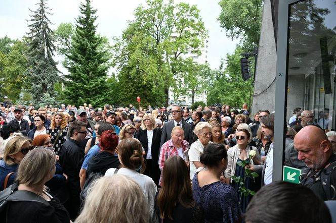 Tłumy żałobników oczekują na pogrzeb joanny Kołaczkowskiej