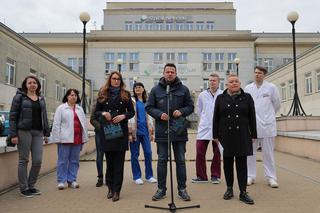 Warszawa zatrudnia medyków z Ukrainy. Konferencja Rafała Trzaskowskiego pod Szpitalem Bielańskim.