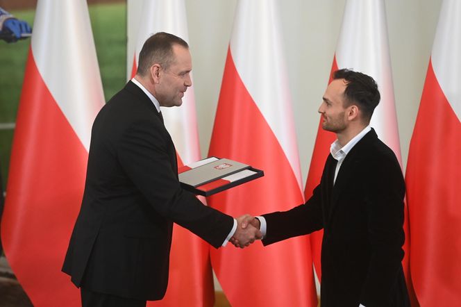 Prezydent RP Karol Nawrocki oraz indywidualny i drużynowy mistrz świata na żużlu Bartosz Zmarzlik