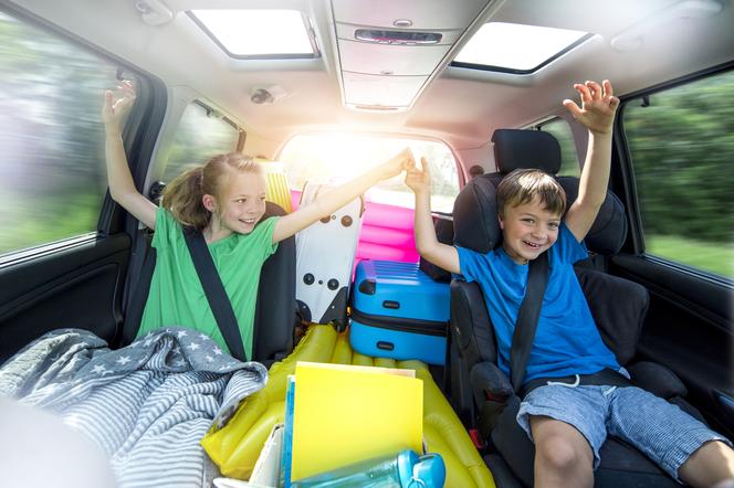 Zagadki w podróży. Jak urozmaicić dzieciom długą jazdę na wakacje?