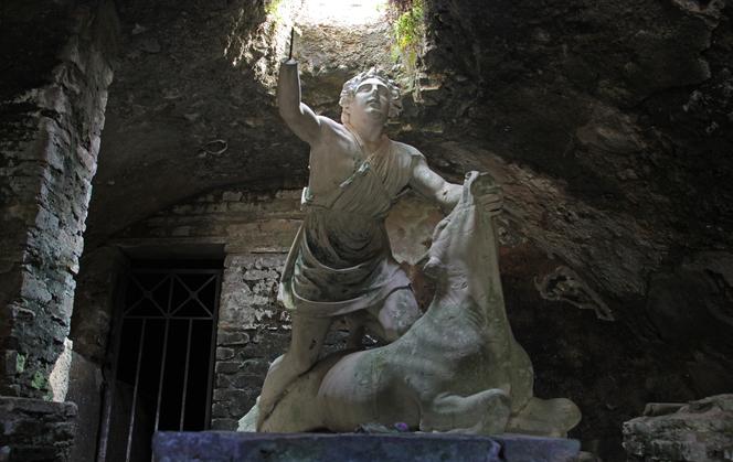 Posąg Mitry dokonującego ofiary z byka, w mitreum w Ostii. Mitra i Apollo również urodzili się w dzień przesilenia zimowego...