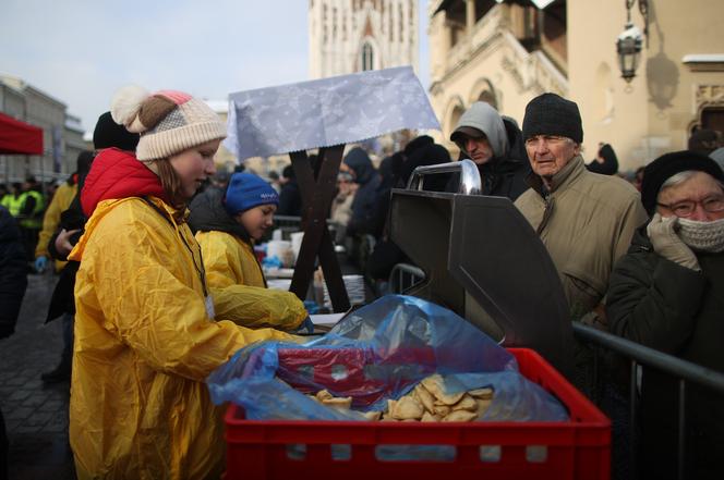 Wigilia dla bezdomnych na Rynku Głównym w Krakowie. Tradycja trwa już 26 lat! 