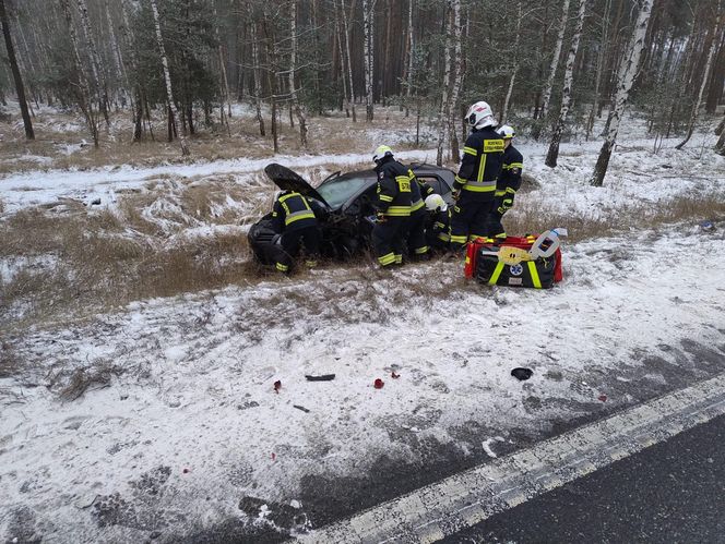 Wypadek na DK 10 w Solcu Kujawskim! Jedno z aut wylądowało w rowie [ZDJĘCIA]