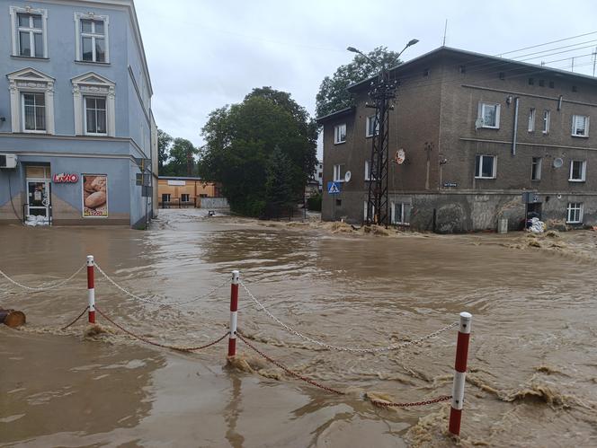 Zagrożenie powodziowe. Głuchołazy. Woda przelała się przez wały. Zalewa miasto