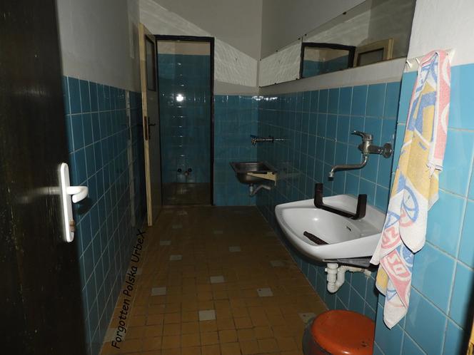 Lalka "śpiąca" w łóżku i urządzenia rehabilitacyjne. Co znajduje się w opuszczonym sanatorium przy polskiej granicy? [ZDJĘCIA]