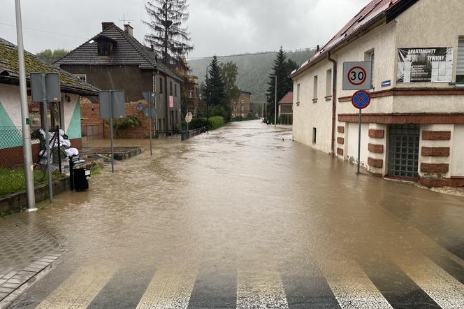 Bardo zatopione. Ulice toną, nie ma prądu, są problemy z siecią