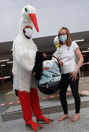 Przyjechał po synka w stroju bociana