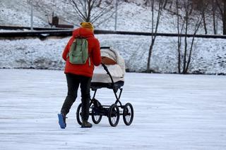 Matka z wózkiem doskonale bawiła się na cienkim lodzie. Szok na jeziorku