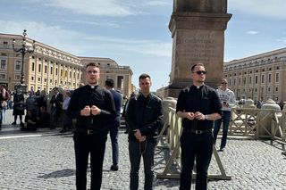 Smutek i modlitwa na placu św. Piotra w Watykanie. Wierni żegnają papieża Franciszka [ZDJĘCIA]