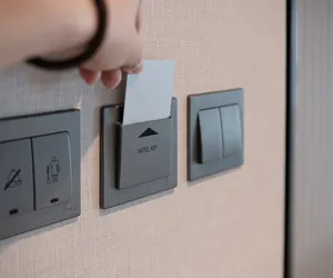 Osprzęt elektryczny w pokojach hotelowych. Jak na te potrzeby odpowiadają architekci