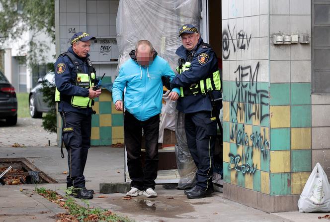 Interwencja Straży Miejskiej na Pradze-Południe. Funkcjonariusze profesjonalnie zajęli się osobą bezdomną, która potrzebowała pomocy