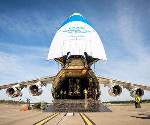 Załadunke wyrzutni NSM należących do MJR na pokład AN-124