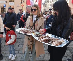 Rolnicy strajkowali częstując tym, co mają najlepsze! Mieszkańcy byli w szoku