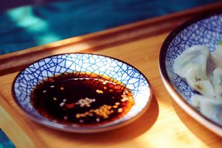 Nie trzymaj tego sosu w ten sposób. Traci przez to smak!