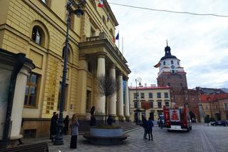 Straż pożarna i policja przed lubelskim ratuszem. Co się stało? 
