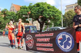 Protest ratowników medycznych w centrum Katowic. Domagają się podwyżek, zablokowali główną ulicę miasta [ZDJĘCIA]