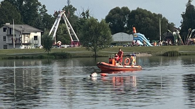 Damian płynie 100 km bez przerwy, aby pomóc Adasiowi!