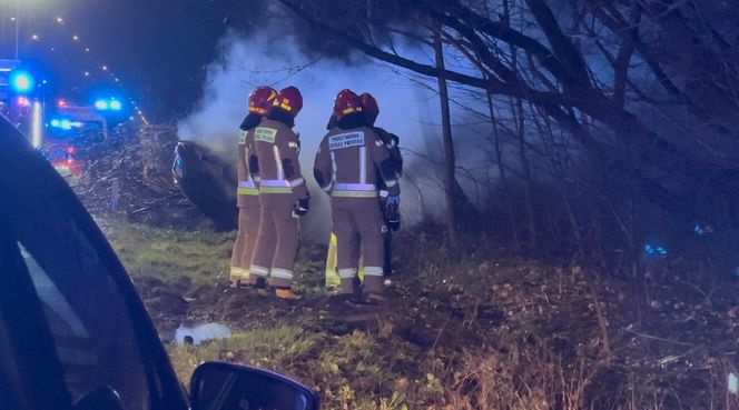 Pożar i dachowanie w Wawrze. Dramatyczny wypadek na ul. Bronisława Czecha