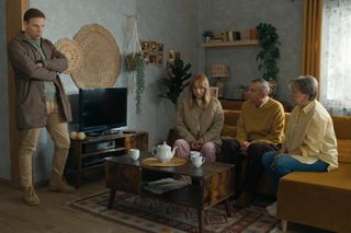 Barwy szczęścia, odcinek 3166. Łukasz (Michał Rolnicki), Agnieszka (Katarzyna Tlałka), Czesław (Marian Jaskulski), Basia (Sławomira Łozińska)